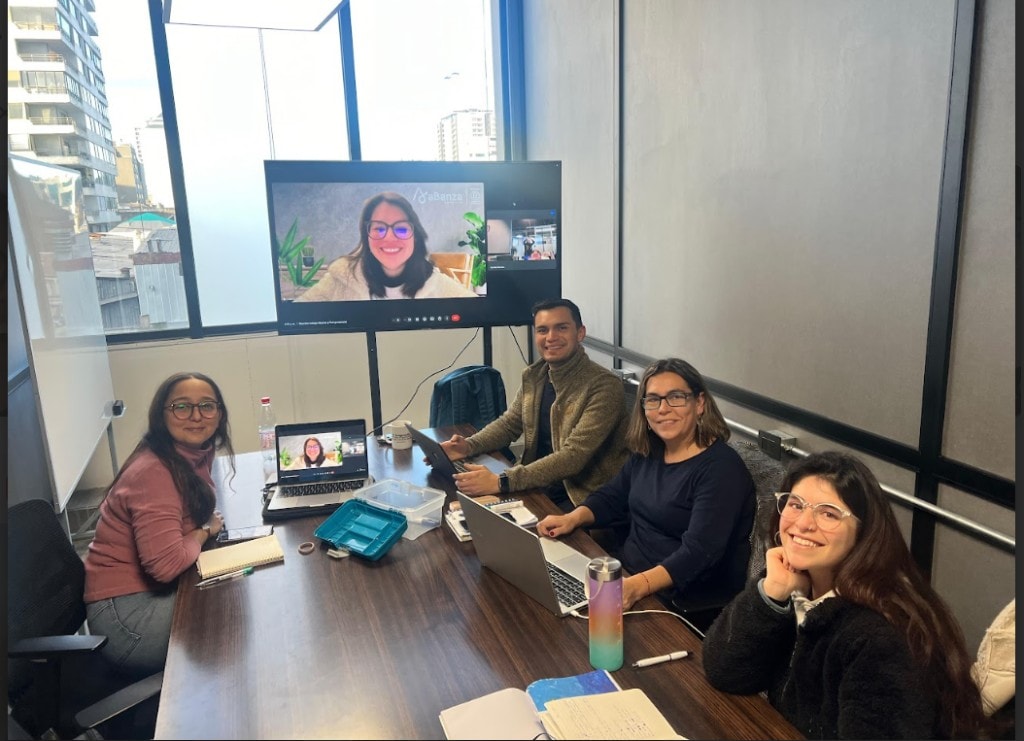 Anita Bareyns en actividad de integración con comunidad emprendedora