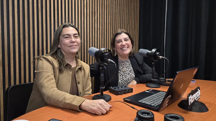 Anita Bareyns grabando el podcast Amiga yo te lo cuento en Spotify